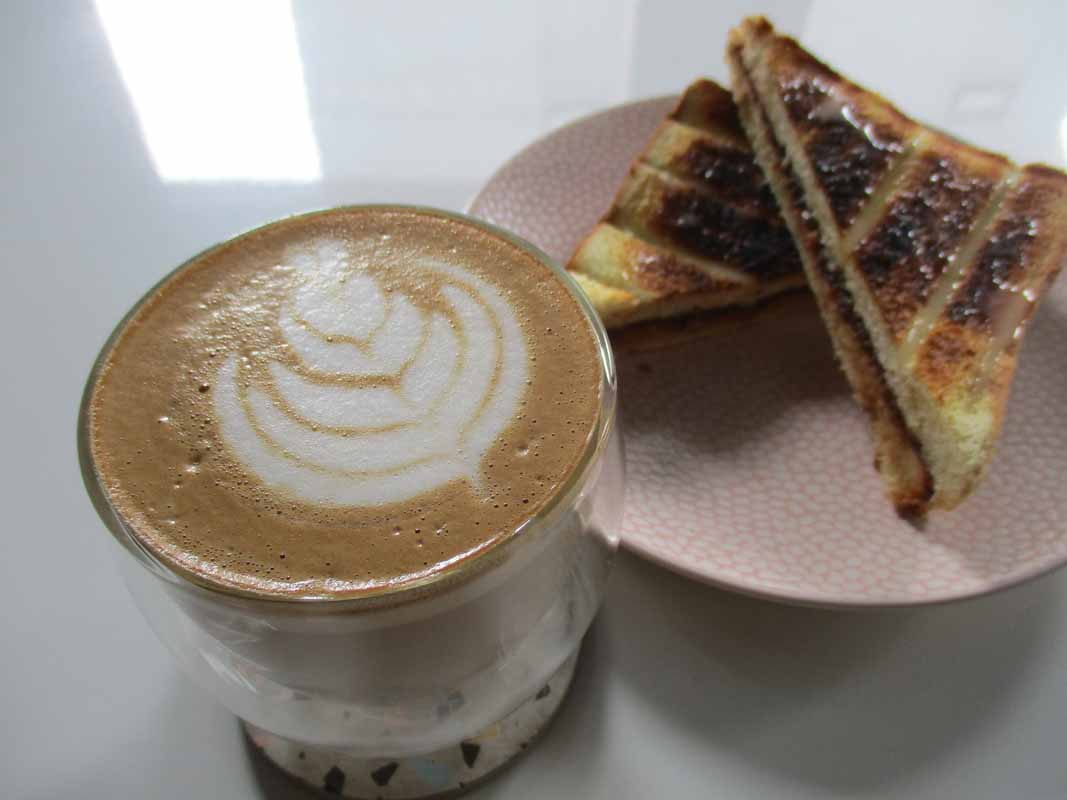 Dolce Latte dan Roti Bakar Nutella Keju